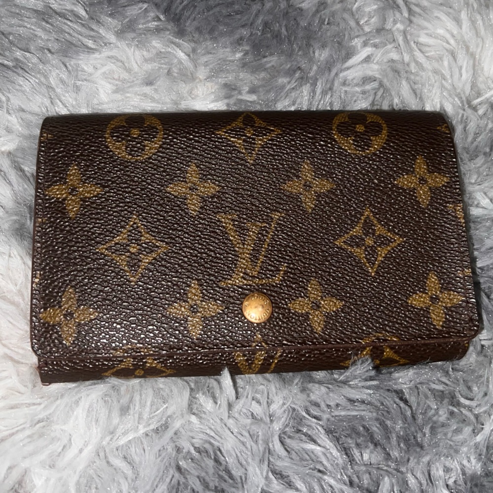 LV Monogram Wallet CHAIN NOT INCLUDED - Picture 10 of 11